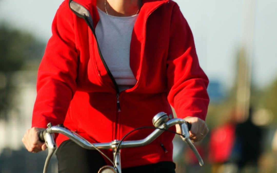 vrouw op fiets